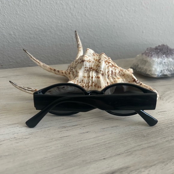 Urban Outfitters Vintage Minks Black Oval Sunglasses - Picture 4 of 8